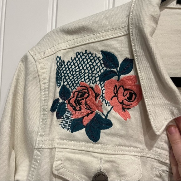romeo + juliet white denim crop jacket with floral embroidery - Picture 4 of 5
